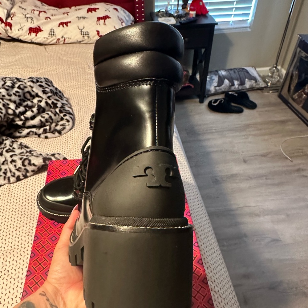 Size 7 black Tory boots